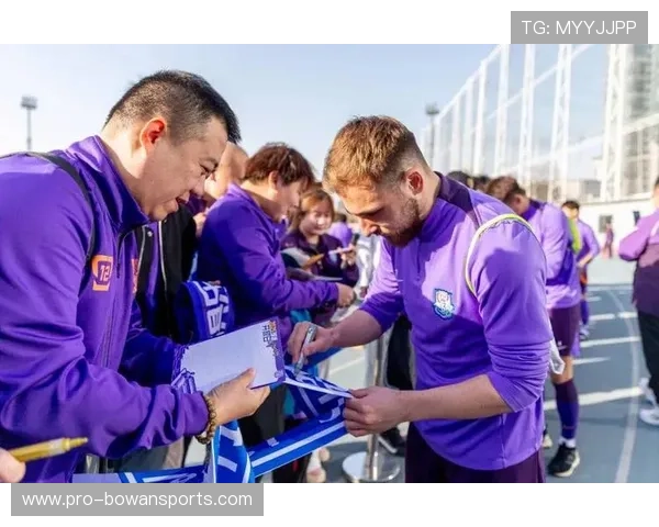 足球明星专属配件揭秘 助力球迷与偶像零距离互动的独特方式 足球明星专属配件揭秘 助力球迷与偶像零距离互动的独特方式